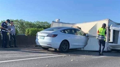 Autopilot ve voze Tesla evidentn nezafungoval, jak bylo zapotebí. idi...