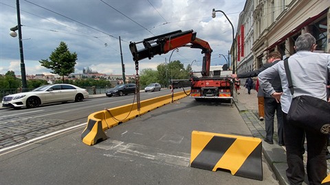 Betonové bariéry mizí ze Smetanova nábeí. Radnice slíbila, e nové eení...