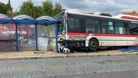 Dopravní nehoda ve Slaném. idi najel do lidí na zastávce.