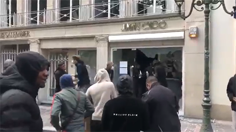 Rabující vzali útokem obchody s luxusní módou.