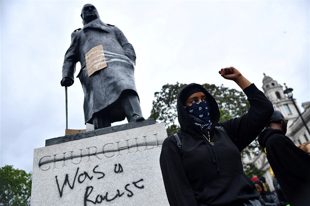Churchill byl rasista, nasprejovali vandalové hlásící se k hnutí Black Lives...