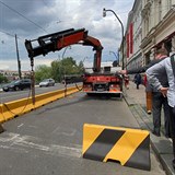Betonové bariéry mizí ze Smetanova nábřeží. Radnice slíbila, že nové řešení...