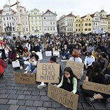 Asi tři stovky převážně mladých lidí protestují 6. června 2020 v Praze proti...
