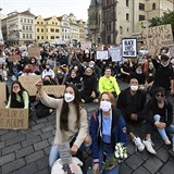 Asi tři stovky převážně mladých lidí protestují 6. června 2020 v Praze proti...