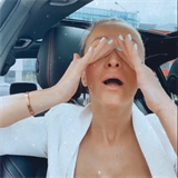 Nela Slovkov nasedla do svho luxusnho Mercedesu a natoila video pln emoc.