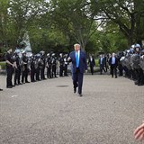 Donald Trump dává najevo svoje odhodlání bojovat s rabujícími.