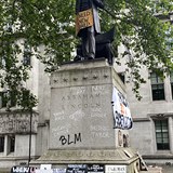 Demonstranti znesvětili i sochu Abrahama Lincolna