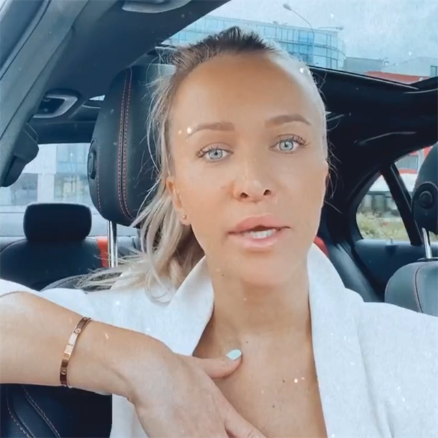 Nela Slovkov nasedla do svho luxusnho Mercedesu a natoila video pln emoc.
