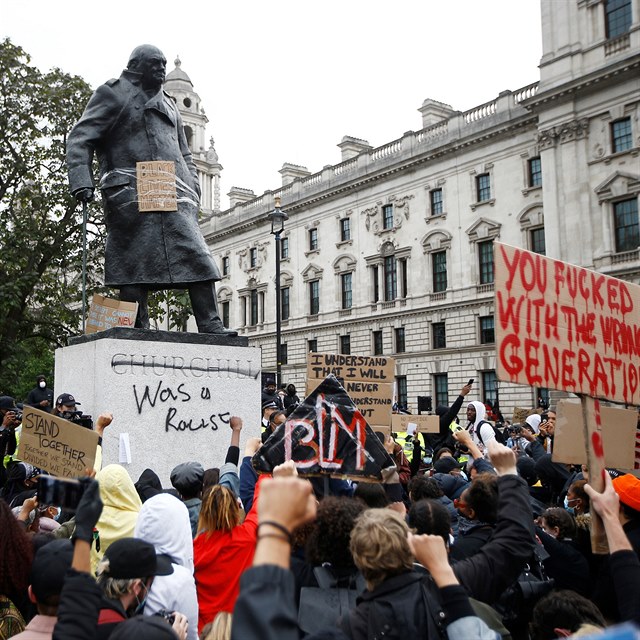 Demonstranti posprejovali sochu Winstona Churchilla.