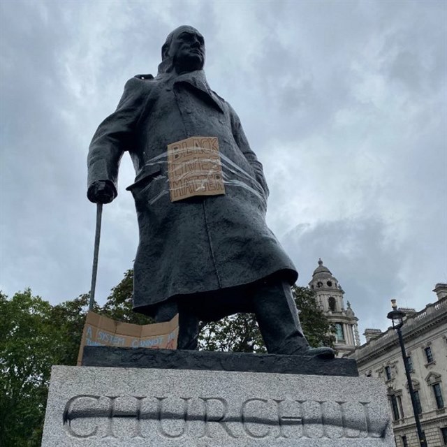 Takto dopadla Churchillova socha.