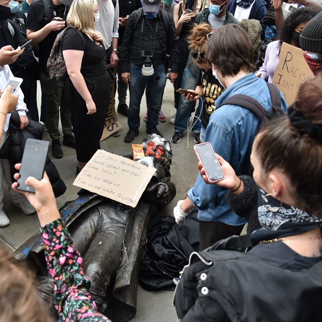 Demonstranti znesvtili sochu filantropa Edwarda Colstona.