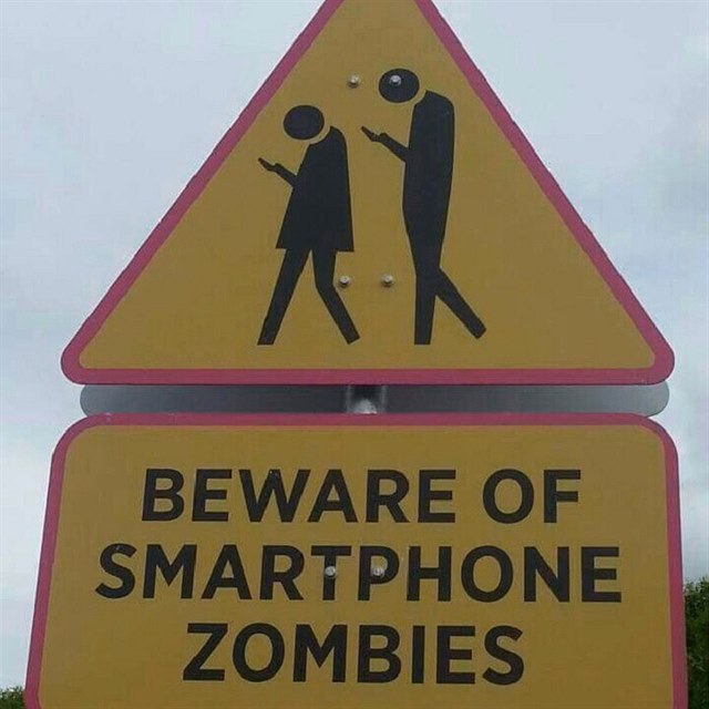 Smartphone zombies jsou fenomnem dneka. V Japonsku je chtj zakzat.