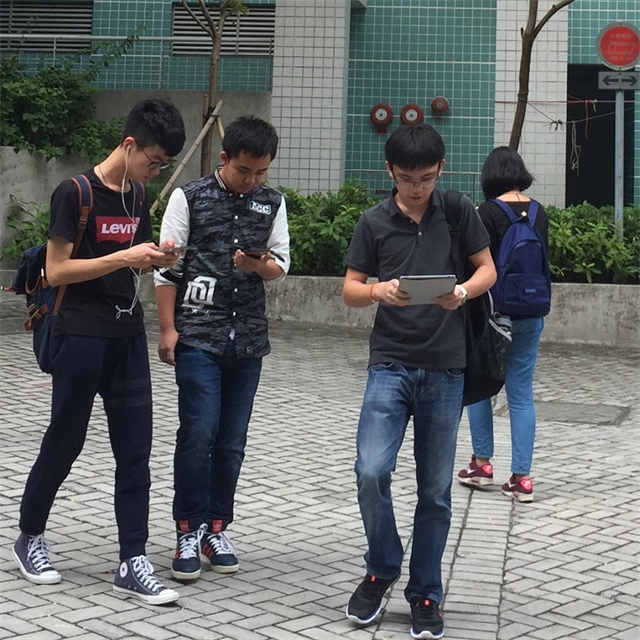 Smartphone zombies jsou fenomnem dneka. V Japonsku je chtj zakzat.