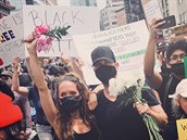 David Schwimmer se svou expartnerkou Zoe demonstruje v New Yorku proti rasismu.