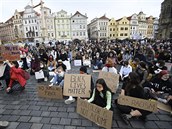 Asi ti stovky peván mladých lidí protestují 6. ervna 2020 v Praze proti...