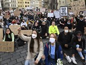 Asi ti stovky peván mladých lidí protestují 6. ervna 2020 v Praze proti...