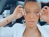 Nela Slováková nasedla do svého luxusního Mercedesu a natoila video plné emocí.
