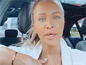 Nela Slováková nasedla do svého luxusního Mercedesu a natoila video plné emocí.
