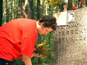 Helena ermáková pokládá kvtiny k hrobu své dcery.