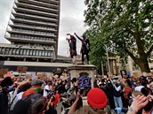 Na podstavec, kde socha stála, demonstranti triumfáln vylezli.