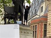 Demonstranti znesvtili i sochu Abrahama Lincolna