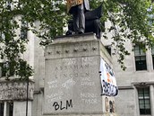 Demonstranti znesvtili i sochu Abrahama Lincolna