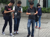 Smartphone zombies jsou fenoménem dneka. V Japonsku je chtjí zakázat.