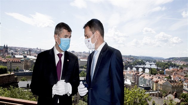 Babi diskutuje s Matoviem. Krom rouek mají i bílé rukavice.