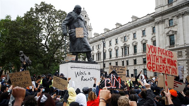 Vandalov posprejovali sochu Winstona Churchilla.