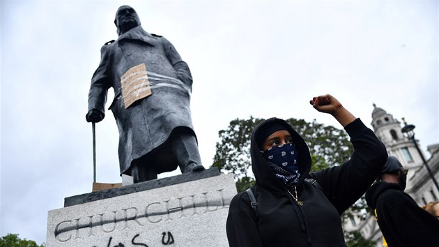 Churchill byl rasista, nasprejovali vandalov hlsc se k hnut Black Lives Matter na sochu britskho velikna.