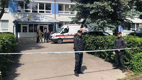 Na slovenské základní kole zabíjel mu s noem. Policie ho zastelila