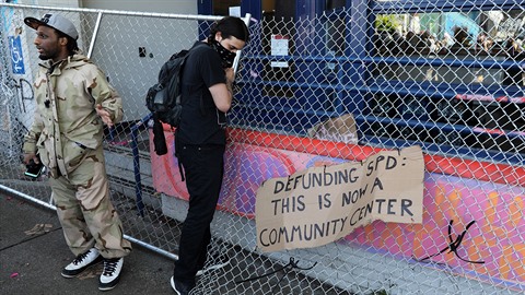 Demonstranti v Seattlu si vynutili oblast bez policie. Starostka ji povauje za...