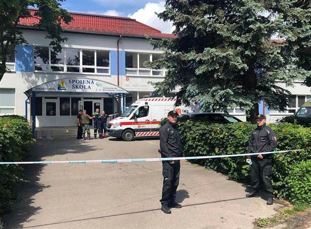 Na slovenské základní škole zabíjel muž s nožem. Policie ho zastřelila