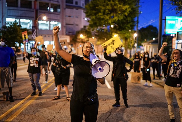 Atlanta zav dal vlnu demonstrac hnut Black Lives Matter. Policist u...