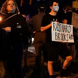 Lid v Atlant demonstrovali proti zabit Raysharda Brookse, kterho policist...