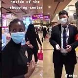 V Číně se bojem proti rasismu příliš netrápí. Do některých obchodů nebo...