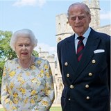 Královna s oslavencem princem Filipem poslali zdravici z izolace ve Windsoru.
