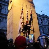 Naprostá odpornost. Demonstrant tancuje na památníku britských obětí obou...