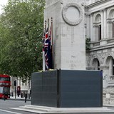 Památník válečných obětí musí být zabarikádován.