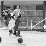 Majitel hotelu James Brock zuřivě lije do bazénu žíravinu.