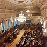 Sněmovna poté, co se nakazil Hřibův náměstek Petr Hlubuček, silně prořídla.