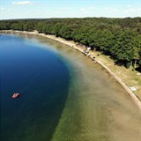 Mazursk jezera v Polsku uspokoj i nronj turisty.