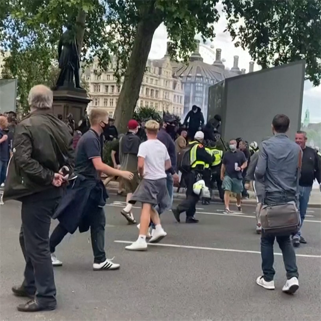 Policie se konen zapojila do protest, do t doby nechala nien soch na pospas davm.