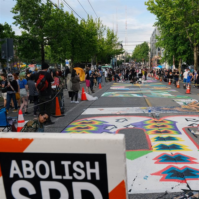 Demonstranti v Seattlu si vynutili oblast bez policie. Starostka ji povauje za...