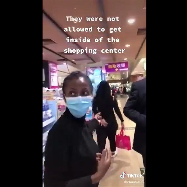 V n se bojem proti rasismu pli netrp. Do nkterch obchod nebo restaurac ernochy vbec nepoutj.