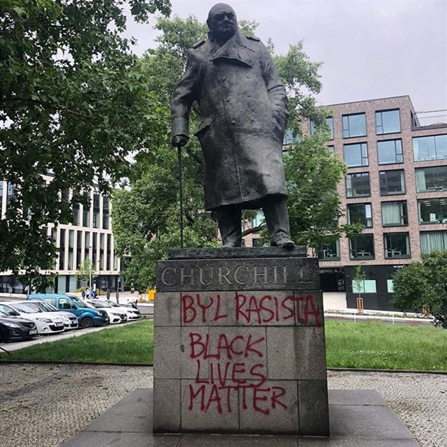 Posprejovan socha Winstona Churchilla