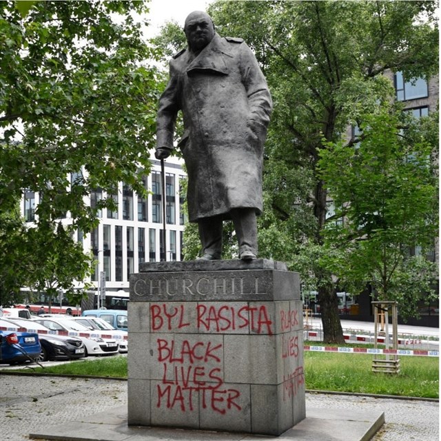 Alexandr Vondra oste okomentoval vandalistick tok na sochu Winstona...