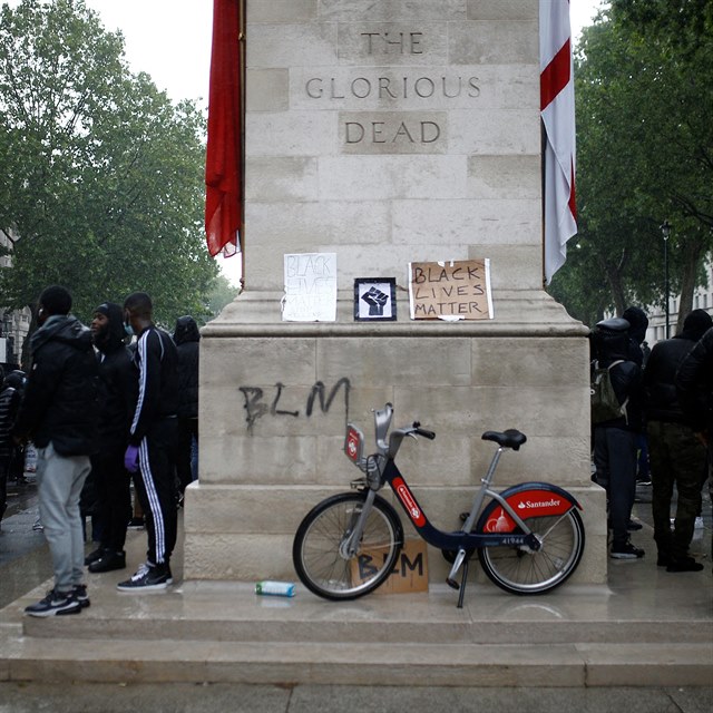 Demonstranti pamtnk Cenotaph posprejovali heslem hnut Black Lives Matter.