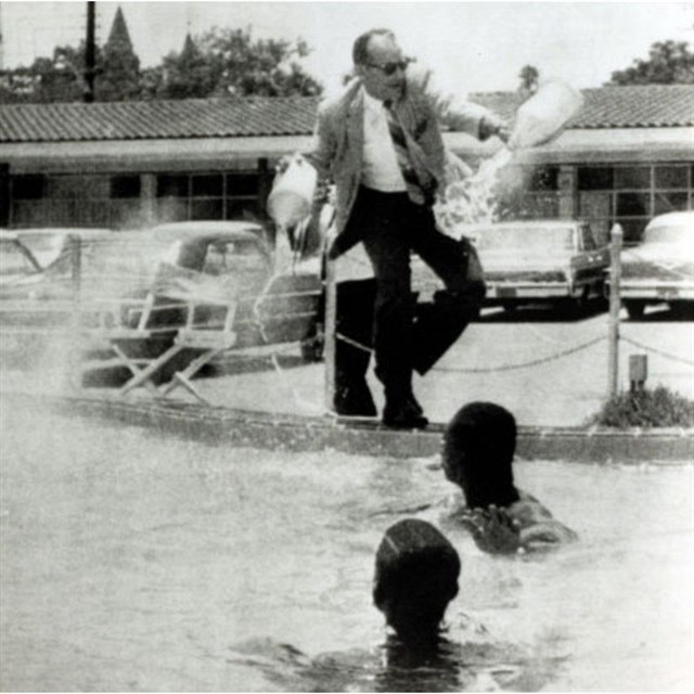James Brock, majitel hotelu Monson Motor Lodge, lije do bazénu s černošskými...