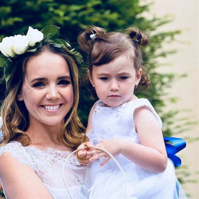 Lucie Vondrkov pi naten novho videoklipu ve svatebnm i s roztomilou druikou